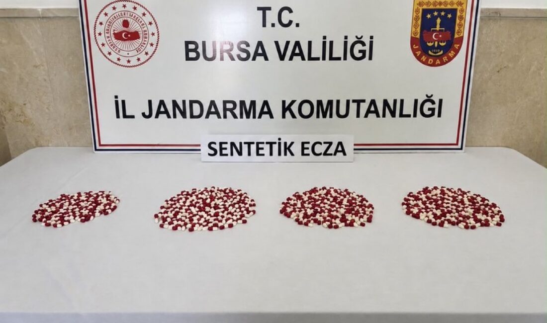 Bursa’da uyuşturucu operasyonu! Bin 98 hap ele geçirildi Bursa'da jandarma ekiplerinin düzenlediği operasyonda bin 98 adet sentetik ecza