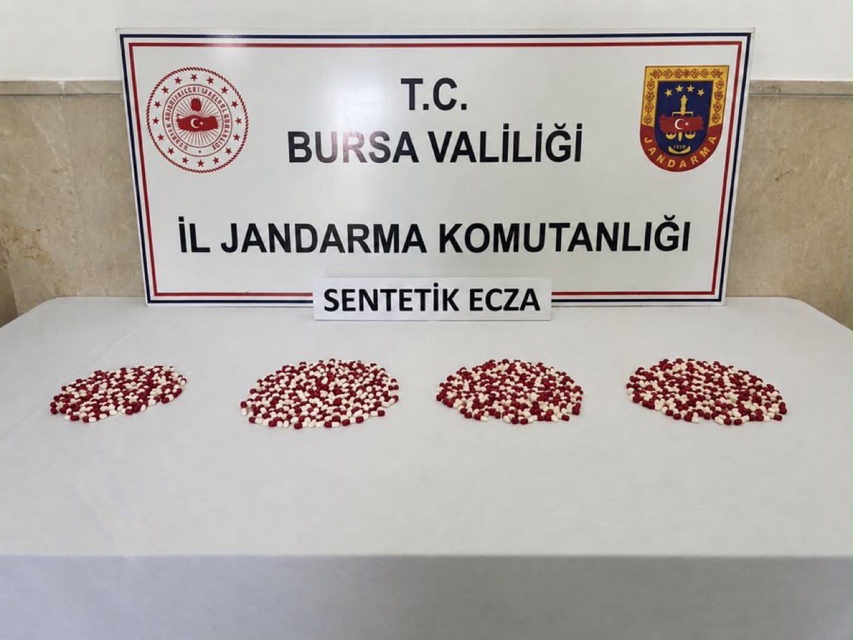 Bursa'da jandarma ekiplerinin düzenlediği operasyonda bin 98 adet sentetik ecza