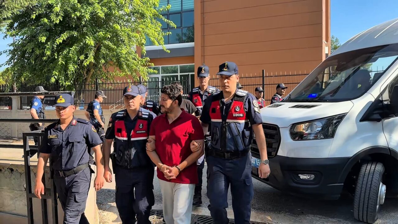 Bursa merkezli operasyonda sahte alışveriş sitesi kurarak vatandaşları dolandırdığı öne