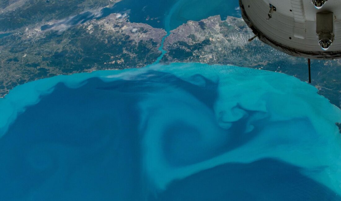NASA uzaydan boğazı görüntüledi! NASA, Karadeniz, Marmara Denizi ve İstanbul Boğazı'nda oluşan turkuaz renk
