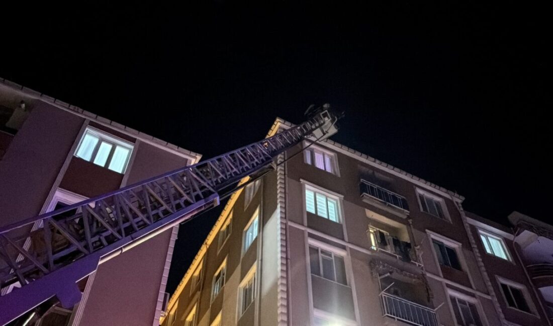 Çatıdaki kriz mutlu sonla bitti Edirne'de 6 katlı apartmanın çatısına çıkan iki çocuk babası, polis