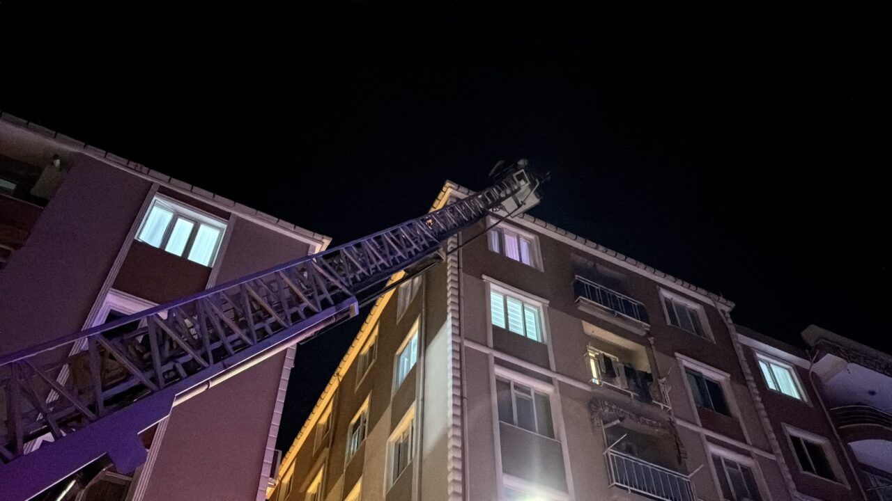 Edirne'de 6 katlı apartmanın çatısına çıkan iki çocuk babası, polis
