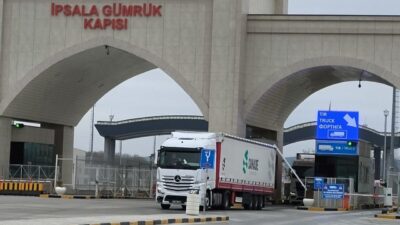 Edirne'de KOM ekiplerinin İpsala Gümrük Kapısı'na düzenlediği operasyonda, haklarında soruşturma