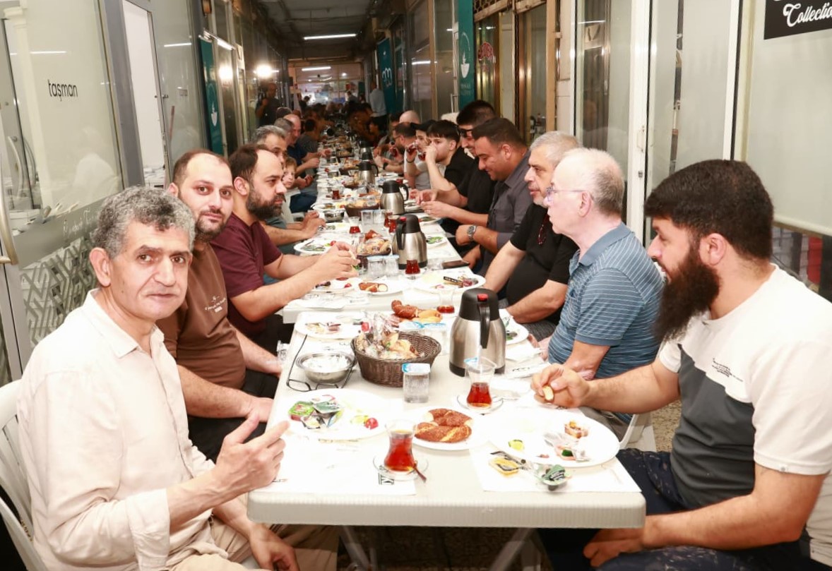 Osmangazi Belediye Başkanı Erkan Aydın, Gençosman Ayakkabıcılar Çarşısı esnafıyla bir