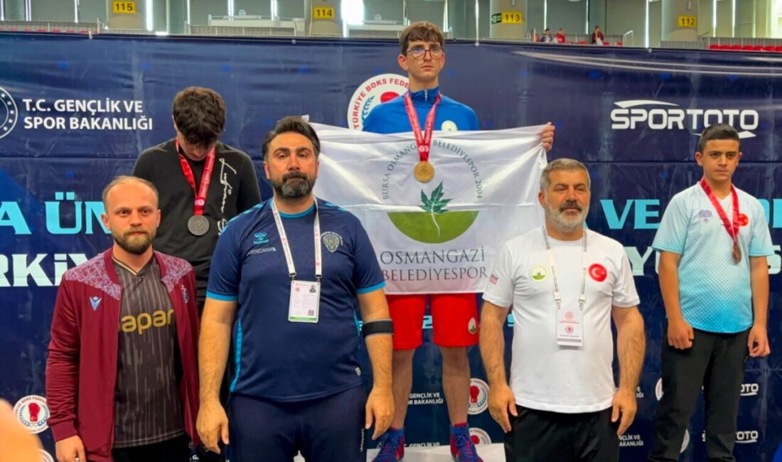 Osmangazi Belediyespor sporcusu Muhammet Gümüş, Kayseri'de düzenlenen U15 Türkiye Boks