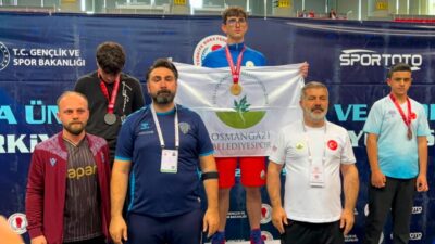 Osmangazi Belediyespor sporcusu Muhammet Gümüş, Kayseri'de düzenlenen U15 Türkiye Boks