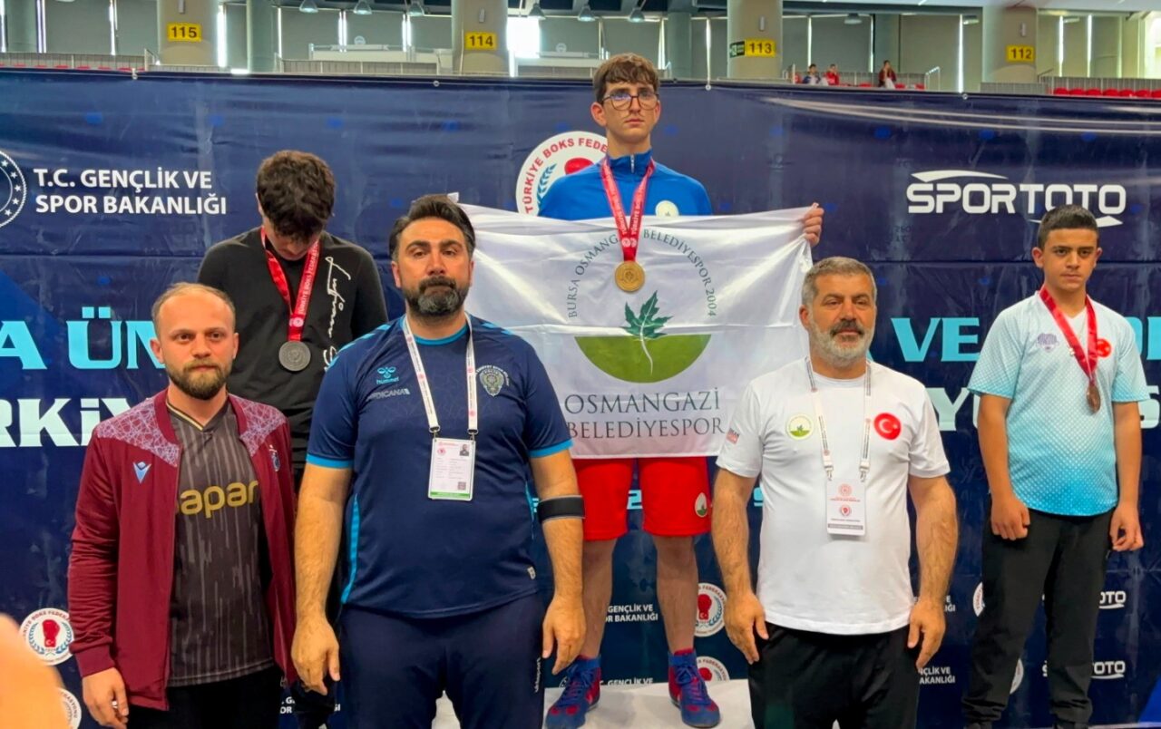 Osmangazi Belediyespor sporcusu Muhammet Gümüş, Kayseri'de düzenlenen U15 Türkiye Boks