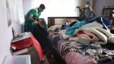 Osmangazi Belediyesi, Çırpan Mahallesi'nde vatandaşların şikâyeti üzerine girdiği bir daireden