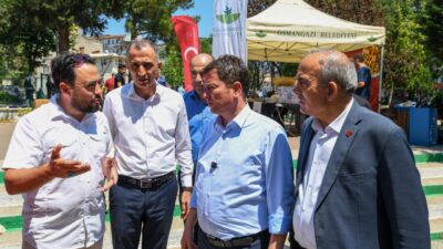 Osmangazi Belediyesi, Hüdavendigar Mahallesi’ndeki Mihraplı Camii’nde Cuma namazı sonrası vatandaşlara