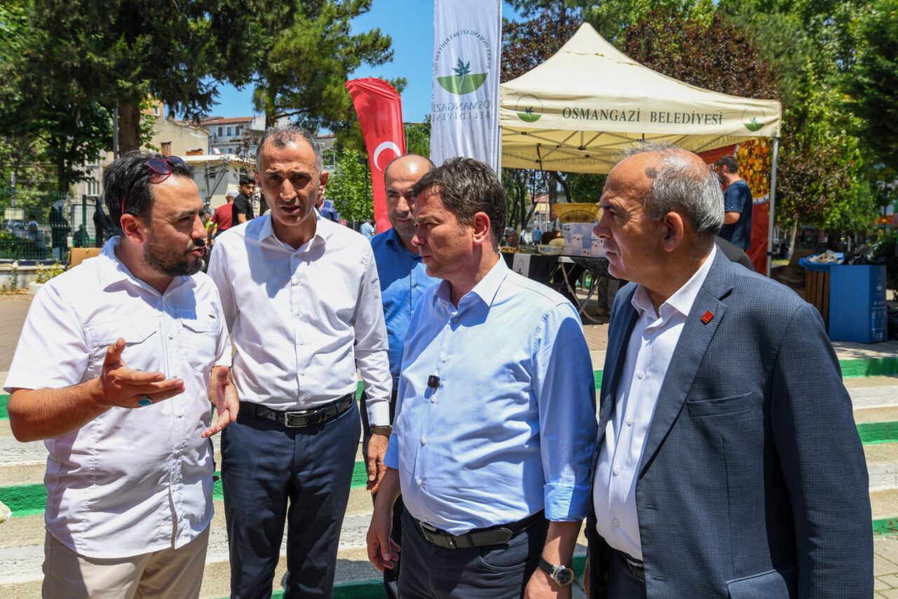 Osmangazi Belediyesi, Hüdavendigar Mahallesi’ndeki Mihraplı Camii’nde Cuma namazı sonrası vatandaşlara