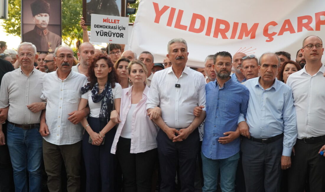 CHP Bursa İl Başkanı Nihat Yeşiltaş, günlerdir sürdürdüğü il binası