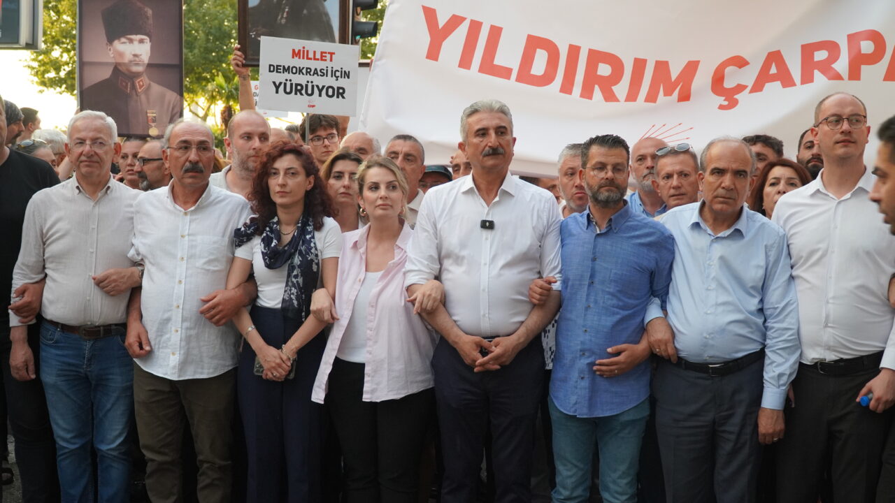 CHP Bursa İl Başkanı Nihat Yeşiltaş, günlerdir sürdürdüğü il binası