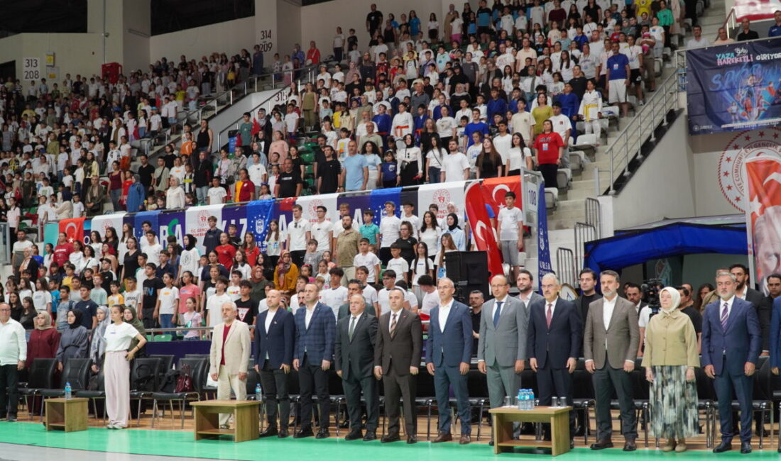 Binlerce çocuk yaza sporla başlıyor TOFAŞ Spor Salonu'nda düzenlenen Yaz Spor Okulları açılış programı, yoğun