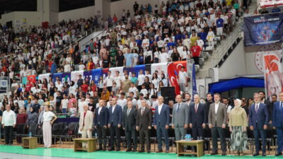 TOFAŞ Spor Salonu'nda düzenlenen Yaz Spor Okulları açılış programı, yoğun