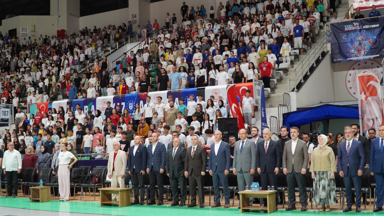TOFAŞ Spor Salonu'nda düzenlenen Yaz Spor Okulları açılış programı, yoğun