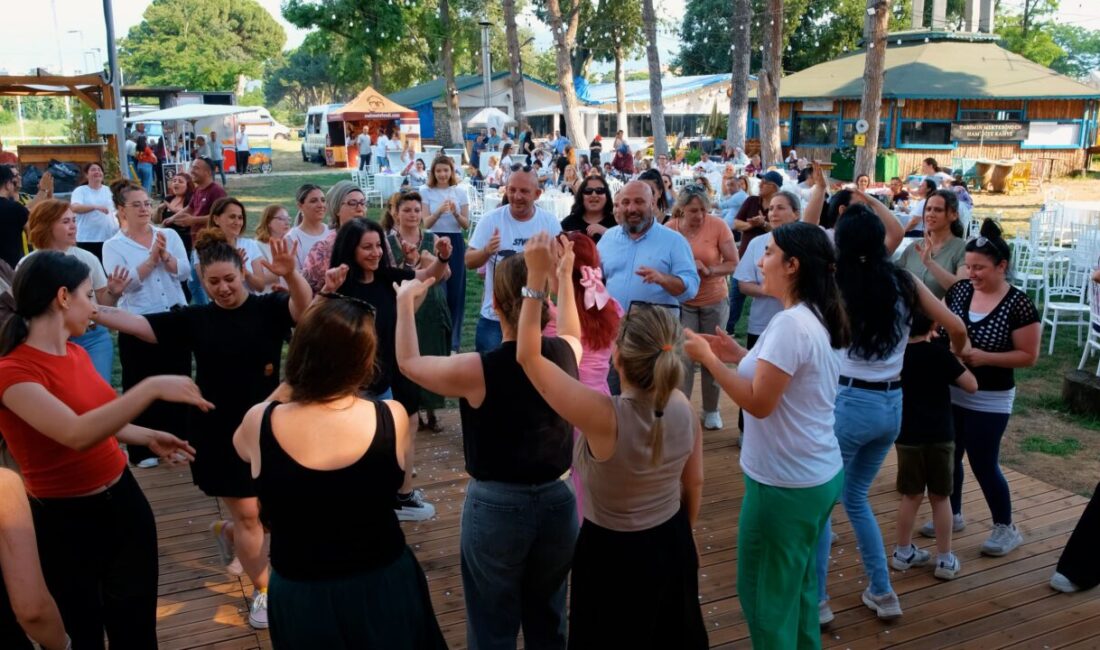 Özhan Ailesi Piknikte Buluştu Özhan Marketler Zinciri'nin geleneksel personel pikniğinde yaklaşık 1000 çalışan ve