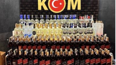 Bursa'da polis ekiplerinin otoyolda durdurduğu araçta 370 şişe sahte içki,