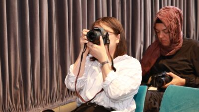 Osmangazi Belediyesi'nin düzenlediği fotoğrafçılık kursunda katılımcılar, alanında uzman eğitmenlerden hem