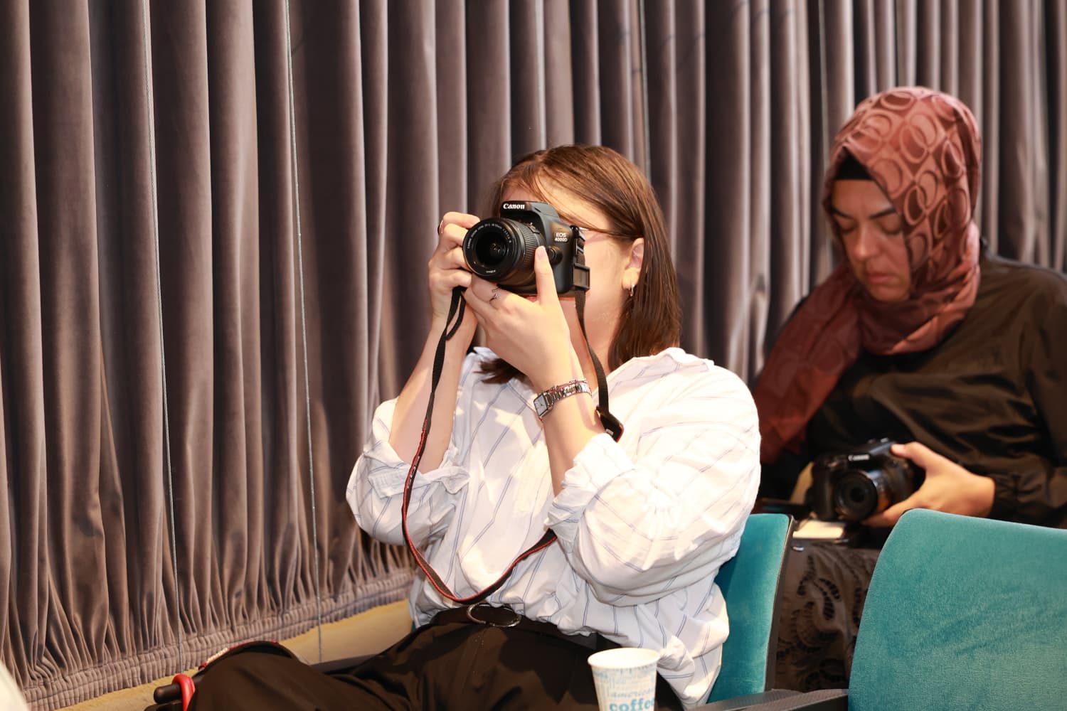 Osmangazi Belediyesi'nin düzenlediği fotoğrafçılık kursunda katılımcılar, alanında uzman eğitmenlerden hem