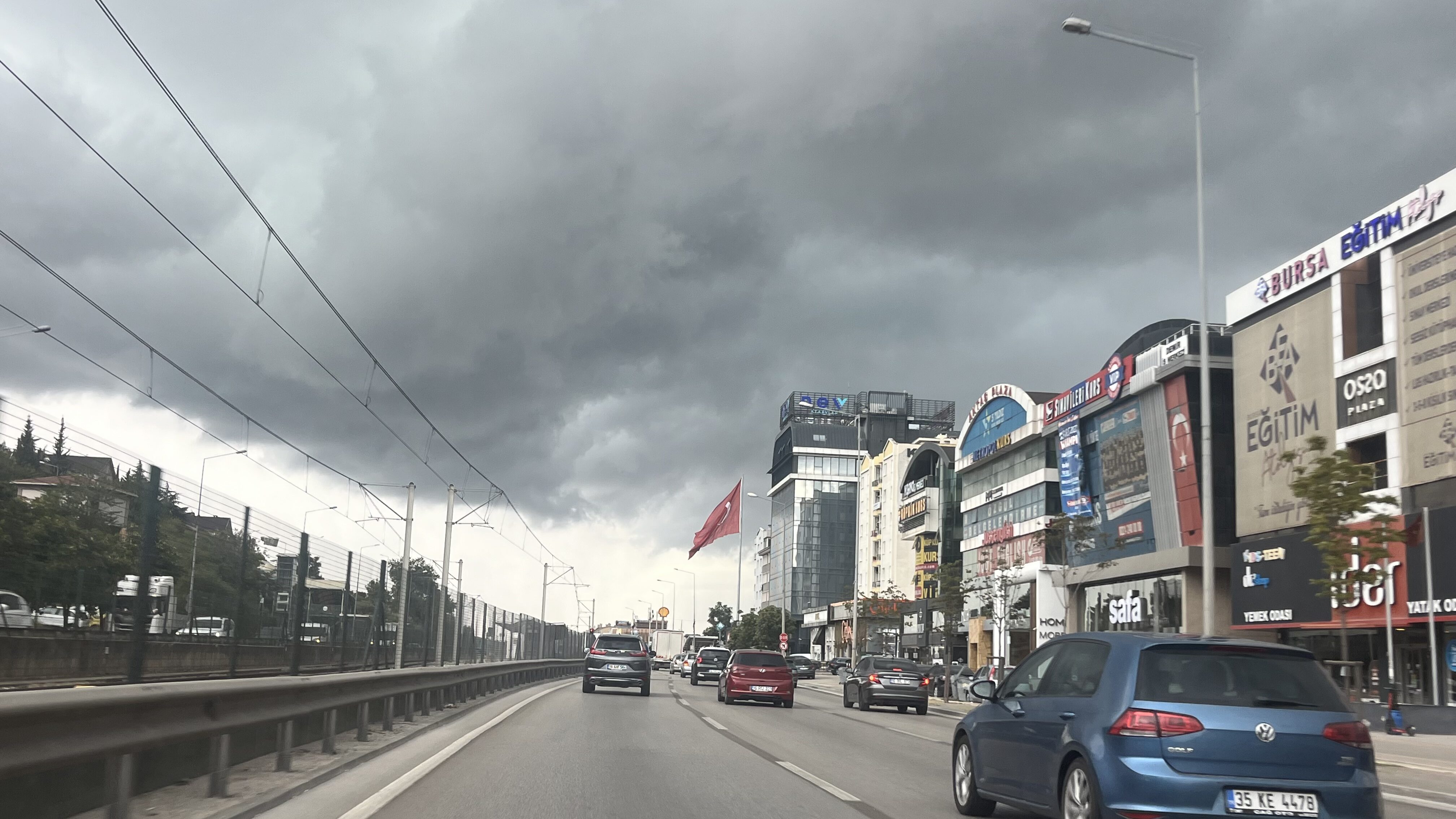 Bursa Yağmurla Uyandı! Sıcak Hava Yerini Serinliğe Bıraktı 1 Bülten Medya -