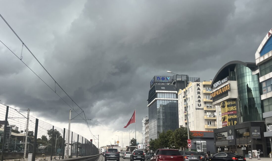 Uzun süredir etkisini sürdüren bunaltıcı sıcakların ardından Bursa, güne yağmurla