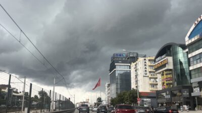 Uzun süredir etkisini sürdüren bunaltıcı sıcakların ardından Bursa, güne yağmurla