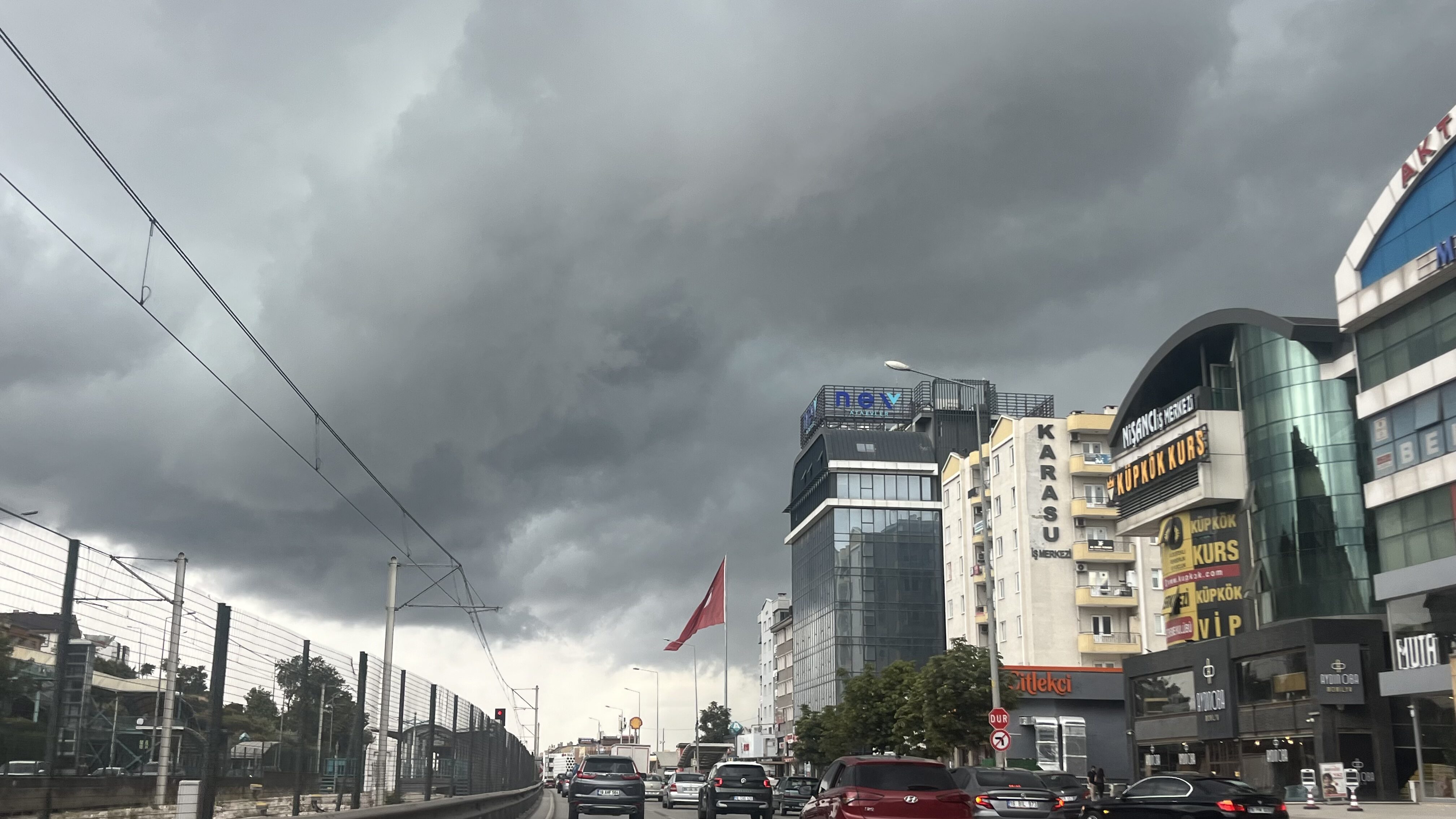 Uzun süredir etkisini sürdüren bunaltıcı sıcakların ardından Bursa, güne yağmurla