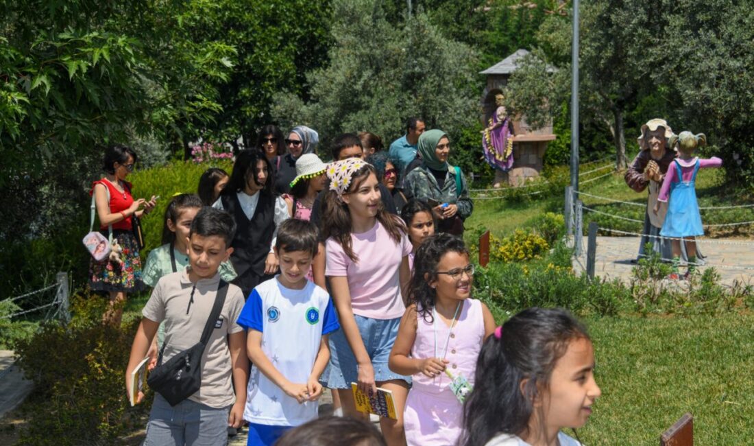 Osmangazi Belediyesi'nin düzenlediği Kolektif Okuma etkinliğinde çocuklar, "Bandırma Roket Kulübü"