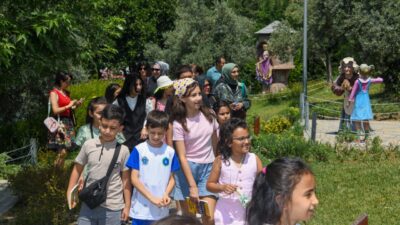 Osmangazi Belediyesi'nin düzenlediği Kolektif Okuma etkinliğinde çocuklar, "Bandırma Roket Kulübü"