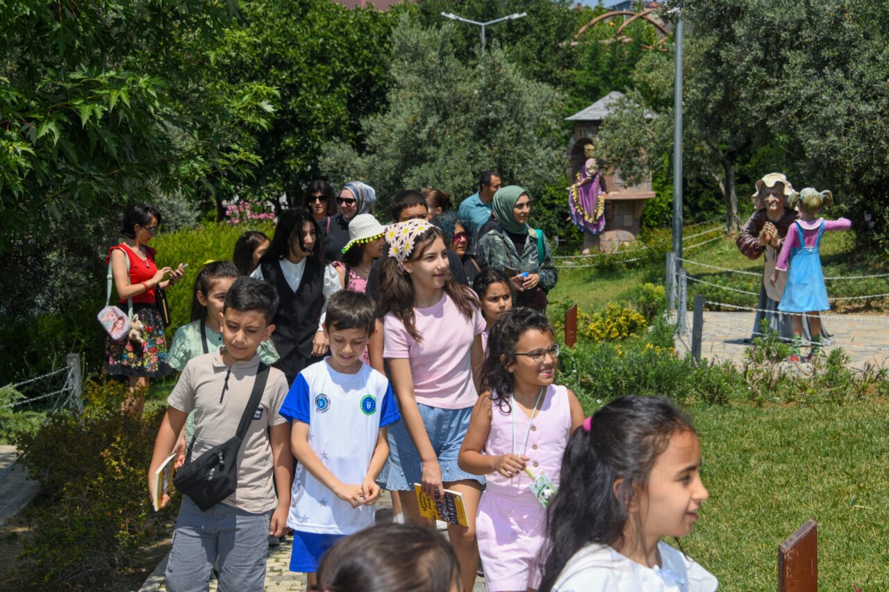 Osmangazi Belediyesi'nin düzenlediği Kolektif Okuma etkinliğinde çocuklar, "Bandırma Roket Kulübü"