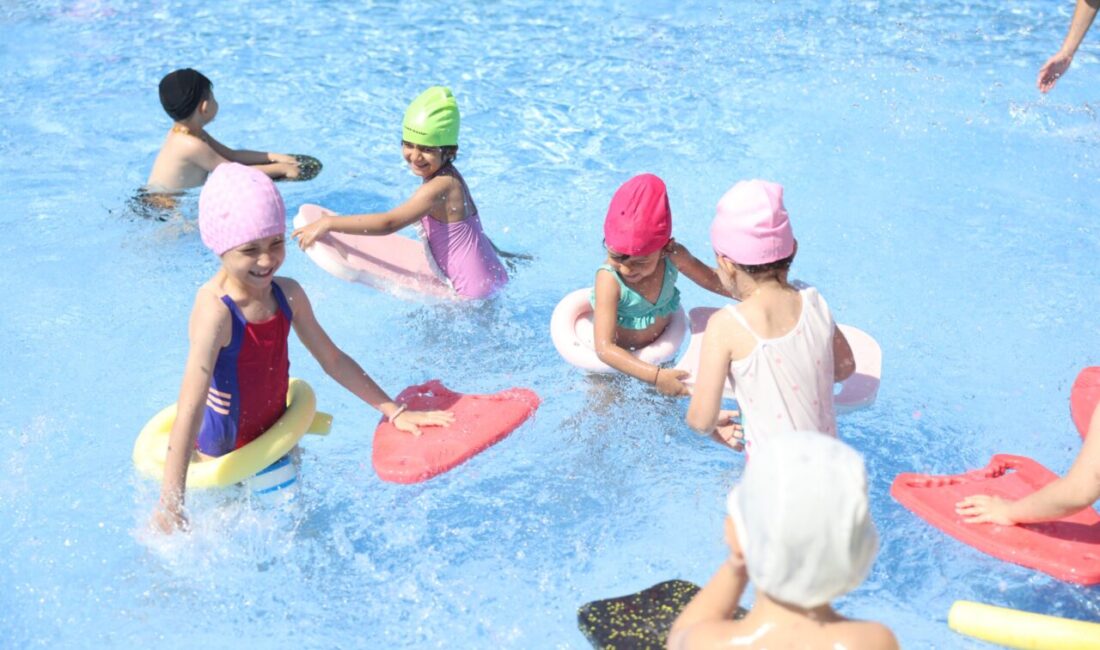 Minikler Havuzda Yazın Tadını Çıkardı Osmangazi Belediyesi, kreş öğrencilerini yüzme etkinliğinde buluşturdu. İlk kez havuzla