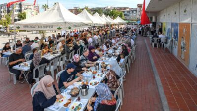Osmangazi Belediye Başkanı Erkan Aydın, Demirtaş Mahallesi'nde vatandaşlarla bir araya