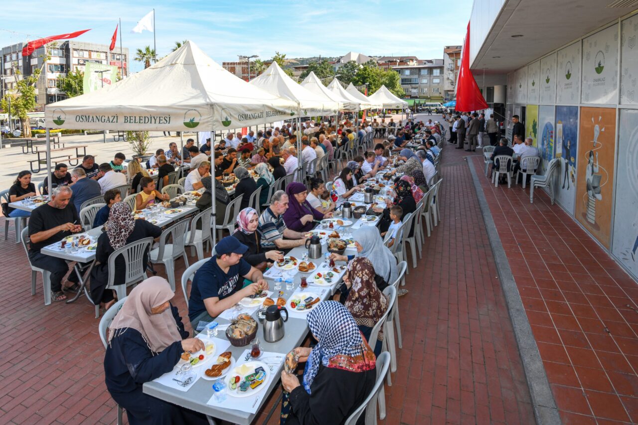 Osmangazi Belediye Başkanı Erkan Aydın, Demirtaş Mahallesi'nde vatandaşlarla bir araya