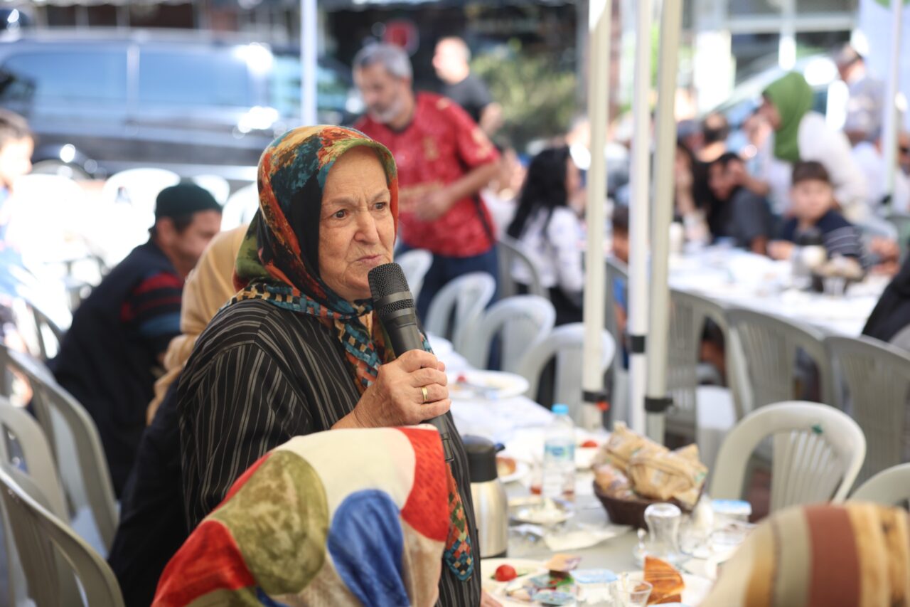 Osmangazi Belediye Başkanı Erkan Aydın, Gülbahçe Mahallesi'nde vatandaşlarla buluştu. Başkan