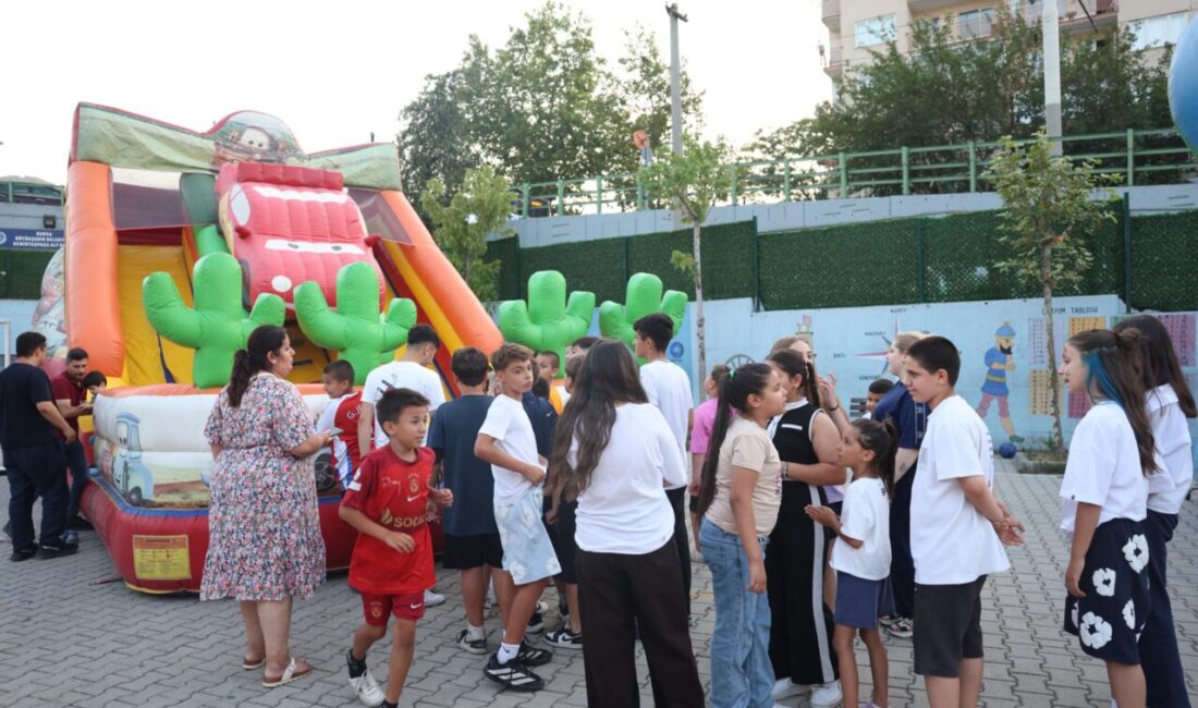 Osmangazi Belediyesi'nin Demirtaşpaşa ve Elmasbahçeler mahallelerinde düzenlediği Mahalle Şenliği, çocuklardan