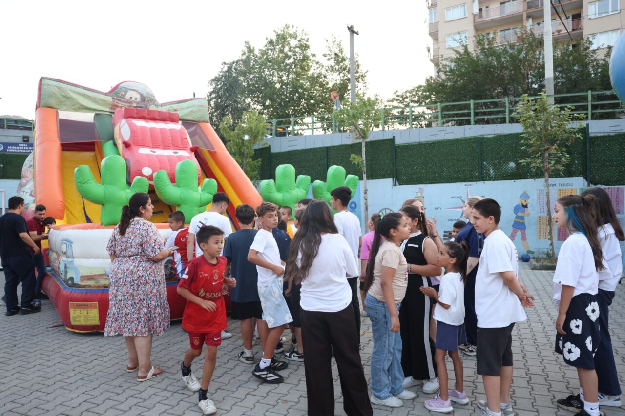 Osmangazi Belediyesi'nin Demirtaşpaşa ve Elmasbahçeler mahallelerinde düzenlediği Mahalle Şenliği, çocuklardan