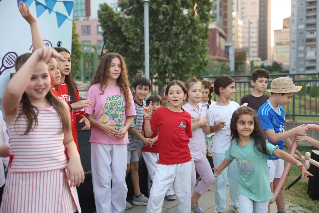 Osmangazi Belediyesi'nin Mahalle Şenlikleri bu kez Doğanbey Mahallesi'nde düzenlendi. Çocuklar