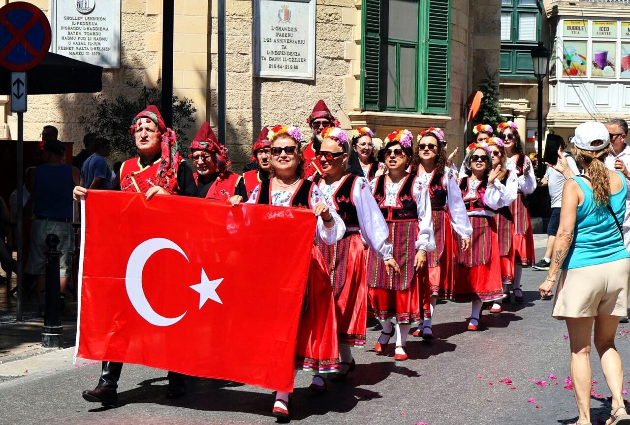Bursa Uludağ Üniversitesi (BUÜ) akademik ve idari personelinden oluşan Halk