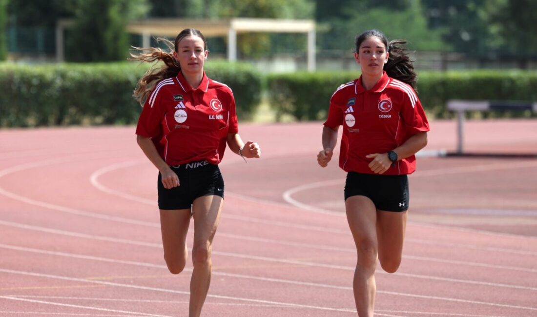 Osmangazi Belediyesporlu milli sporcular Tuana Özgür ve Elif Ecem Öztürk,
