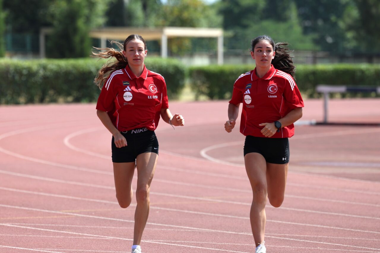 Osmangazi Belediyesporlu milli sporcular Tuana Özgür ve Elif Ecem Öztürk,