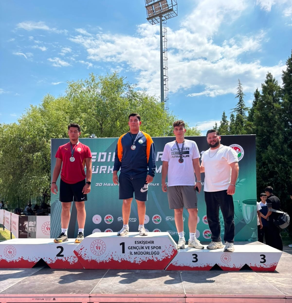 Osmangazi Belediyespor Atletizm Takımı, Eskişehir'de düzenlenen U16 Türkiye Atletizm Şampiyonası'nda