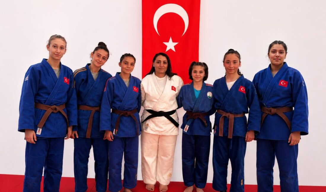 Osmangazi Belediyespor'un altyapısından yetişen 6 judocu ile antrenör Tuğba Zehir,