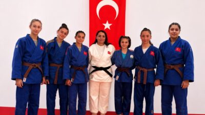Osmangazi Belediyespor'un altyapısından yetişen 6 judocu ile antrenör Tuğba Zehir,