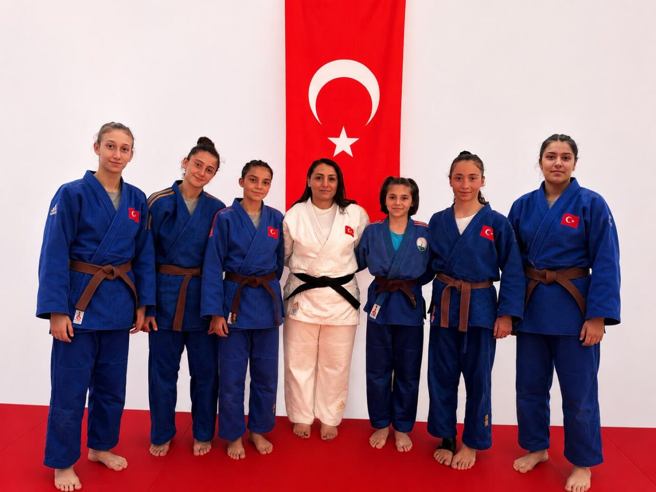 Osmangazi Belediyespor'un altyapısından yetişen 6 judocu ile antrenör Tuğba Zehir,