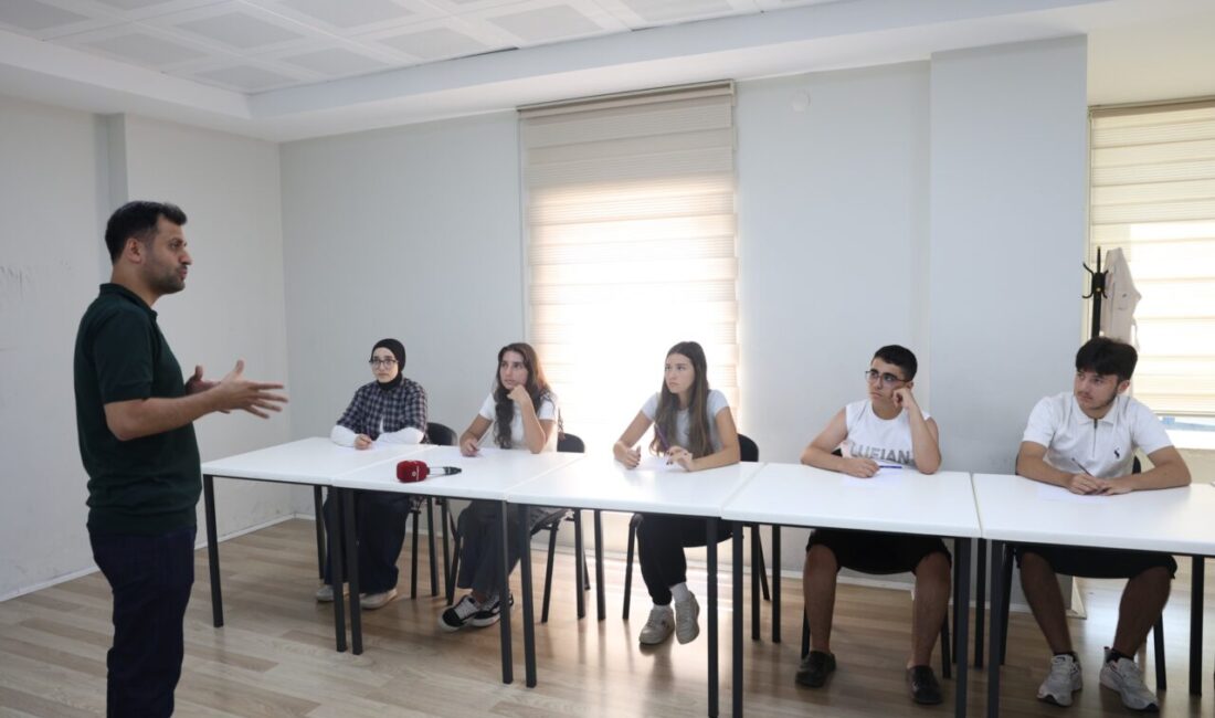 Osmangazi Belediyesi, Emek Yetenek Evi'nde düzenlediği ücretsiz LGS hazırlık kurslarıyla