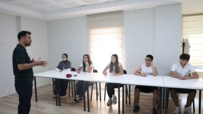 Osmangazi Belediyesi, Emek Yetenek Evi'nde düzenlediği ücretsiz LGS hazırlık kurslarıyla
