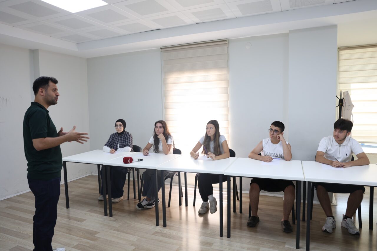 Osmangazi Belediyesi, Emek Yetenek Evi'nde düzenlediği ücretsiz LGS hazırlık kurslarıyla