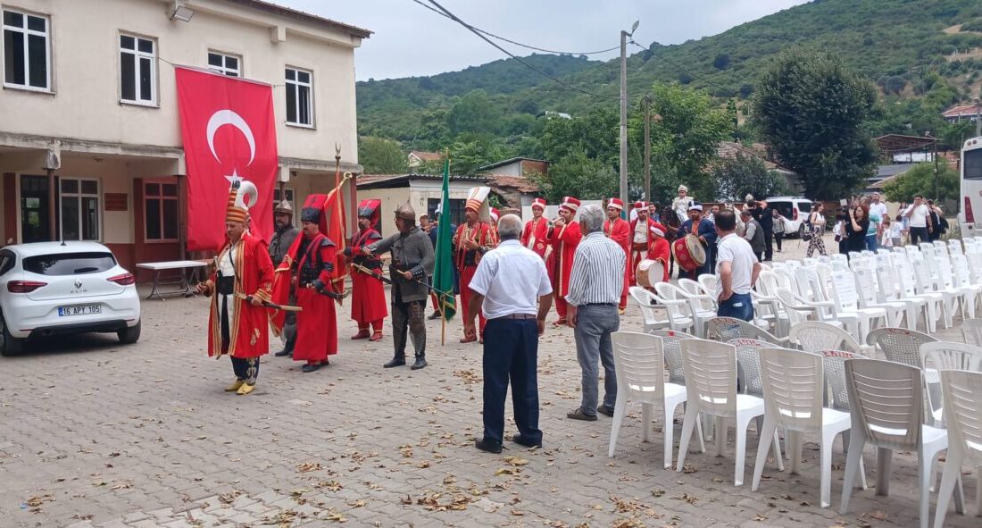 Karacabey'in Ekmekçi Mahallesi'nde düzenlenen sünnet cemiyetinde sahne alan Bursa Gürsu