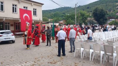 Karacabey'in Ekmekçi Mahallesi'nde düzenlenen sünnet cemiyetinde sahne alan Bursa Gürsu