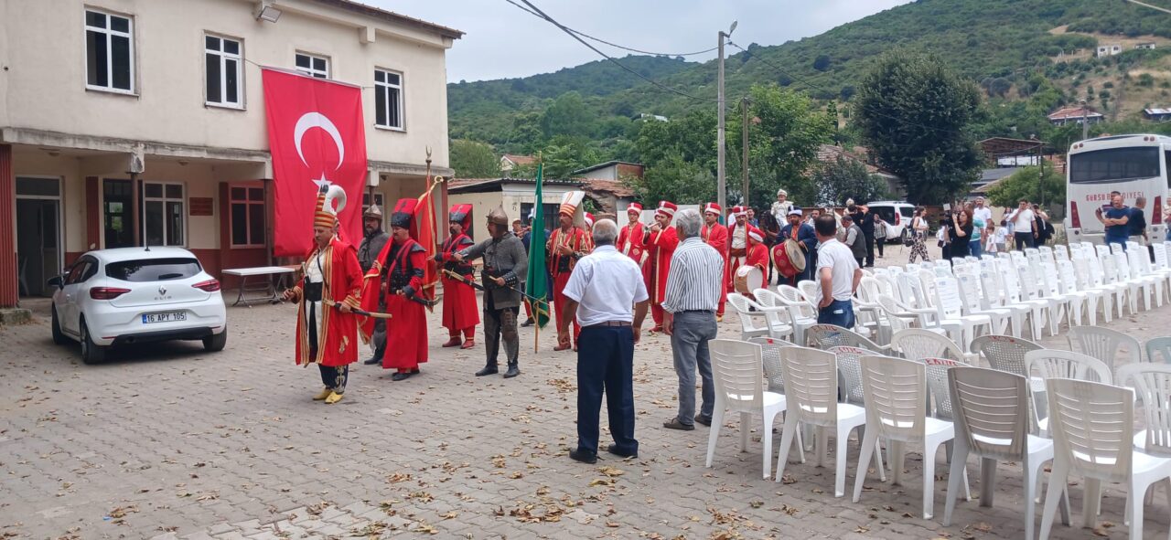 Karacabey'in Ekmekçi Mahallesi'nde düzenlenen sünnet cemiyetinde sahne alan Bursa Gürsu